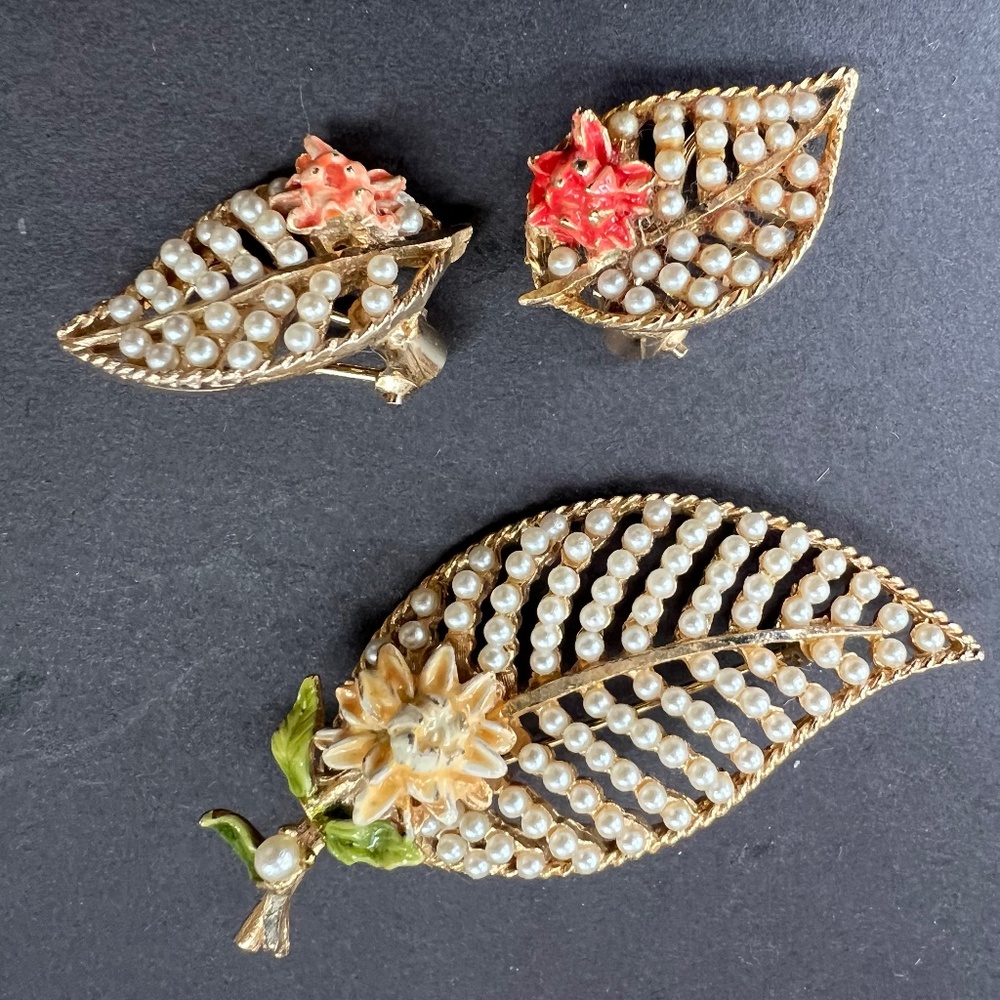 Charming vintage brooch and matching earrings